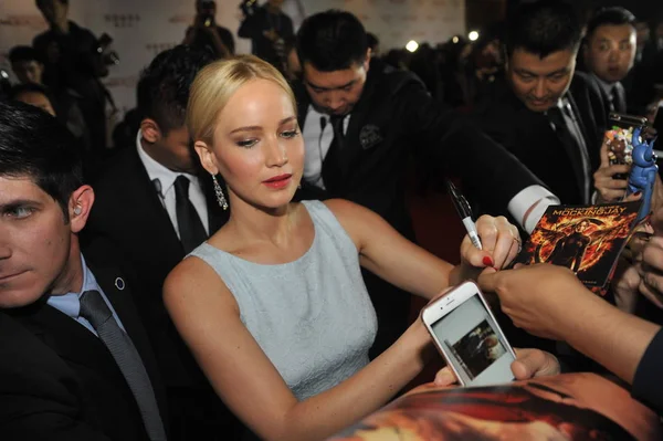 American Actress Jennifer Lawrence Center Signs Autographs Fans Premiere Her — Stock Photo, Image
