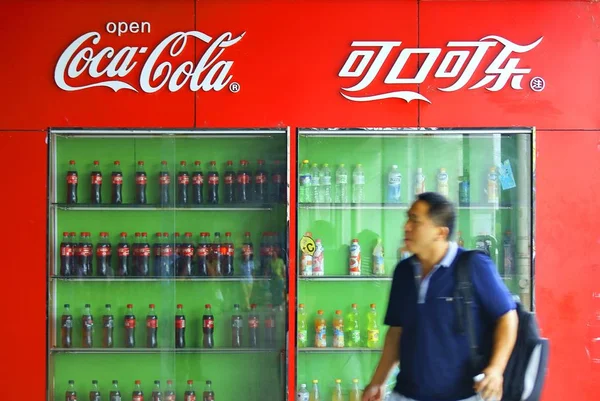 Een Voetganger Wandelingen Verleden Flessen Van Coca Cola Yichang Stad — Stockfoto