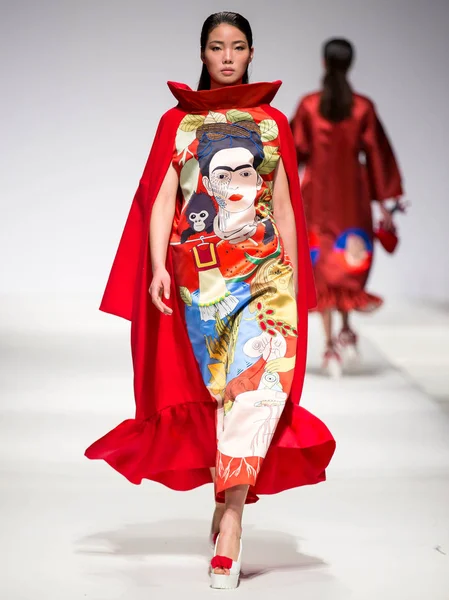 モデルは 2015 中国北京で卒業前に先輩から北京のファッション技術研究所が発表したファッションショー中に新しい創造を表示します — ストック写真