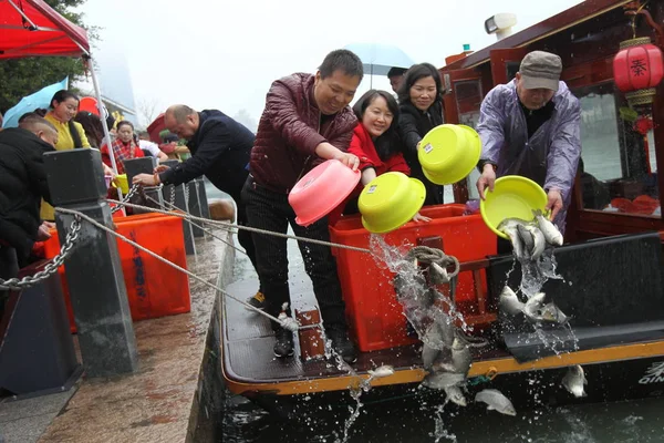 People Pour Fish River Celebrate First Day Business Chinese Lunar — стоковое фото