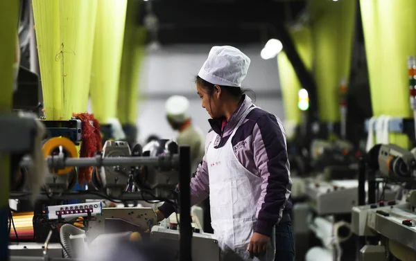 File Trabalhadora Chinesa Pesquisa Produção Produtos Têxteis Uma Fábrica Têxtil — Fotografia de Stock