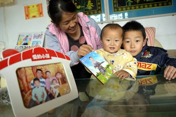 Uma Mãe Chinesa Cuida Seus Dois Filhos Casa Aldeia Gengdian — Fotografia de Stock