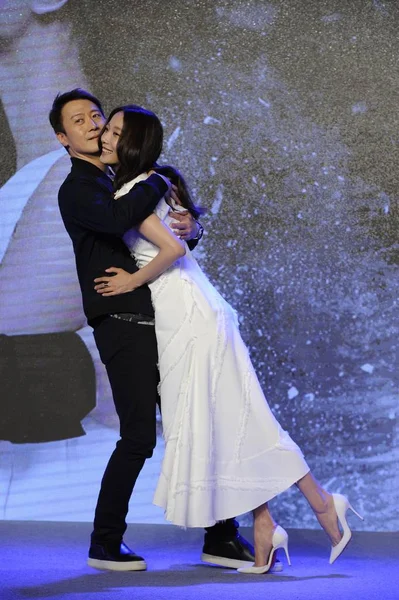 2015年7月6日 中国女演员王罗丹 在中国北京举行的电影 新闻发布会上拥抱香港演员莱昂 — 图库照片