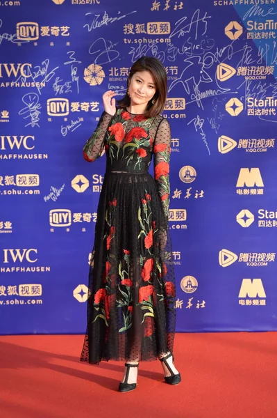 香港歌手陈凯丽在红地毯上为2015年4月16日在中国北京举行的第五届北京国际电影节挥手致意 — 图库照片