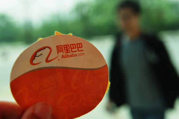 ファイル 中国人従業員が2015年2月9日 中国東部の浙江省杭州市の本社にAlibaba Comの広告を表示 — ストック写真