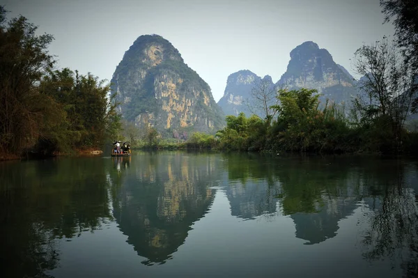 Touristen Rudern Auf Dem Fluss Mingshi Bei Der Mingshi Weide — Stockfoto