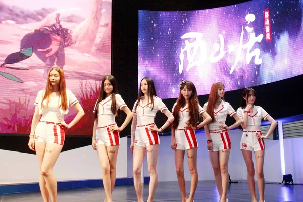 Showgirls Posieren Stand Von Seasun Entertainment Während Der China Digital — Stockfoto