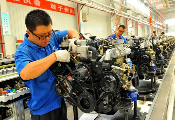 Trabalhadores Chineses Montam Motores Linha Montagem Uma Fábrica Automóveis Cidade — Fotografia de Stock