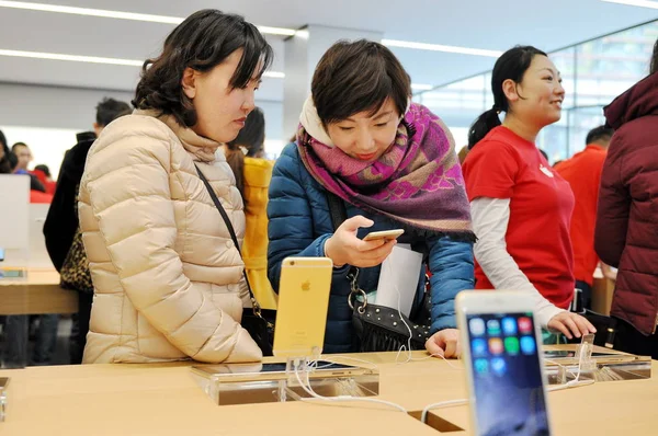 Kínai Vásárlók Próbálja Iphone Smartphones Ban Apple Store Shenyang Öröm — Stock Fotó