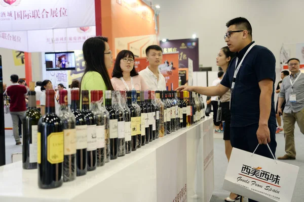 Besøkssamtaler Med Vinutstiller Topwine China 2015 Beijing Kina Juni 2015 – stockfoto