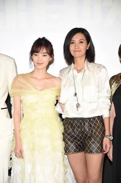 中国女優王 Likun 左と中国の監督と女優徐静蕾 どこかのみ我々 は知っている 中国で彼らの新しい映画のプレミアに出席 2015 — ストック写真
