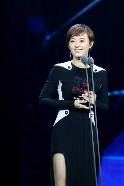 中国の女優 孫立は 2015 上海市に エルの声 2015 スタイル賞間にポーズ — ストック写真