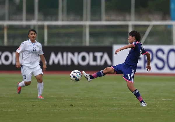 Yuki Mizutani Japan Höger Passerar Bollen Mot Uzbekistan Fotbollsmatch 2015 — Stockfoto