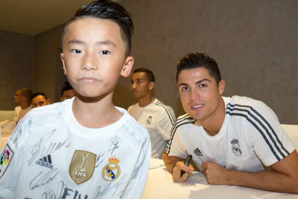 Cristiano Ronaldo Del Real Madrid Destra Posa Con Giovane Tifoso — Foto Stock