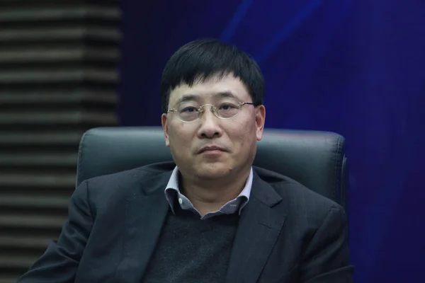 中国证券金融股份有限公司总经理聂庆平出席2014年11月15日在中国中部湖北省武汉市武汉大学举行的研讨会 — 图库照片