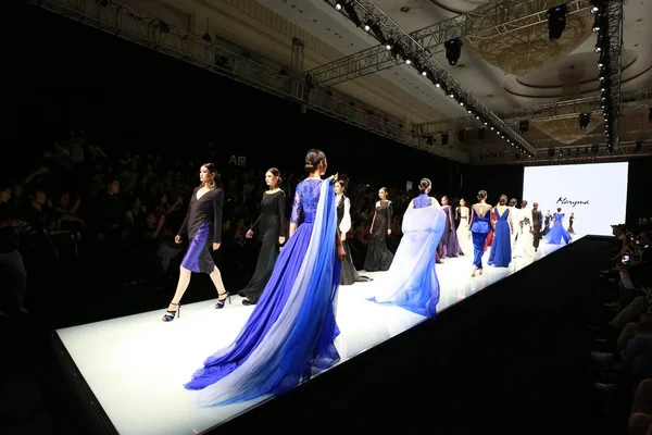 Los Modelos Muestran Nuevas Creaciones Diseñadora Moda China Mary Desfile — Foto de Stock