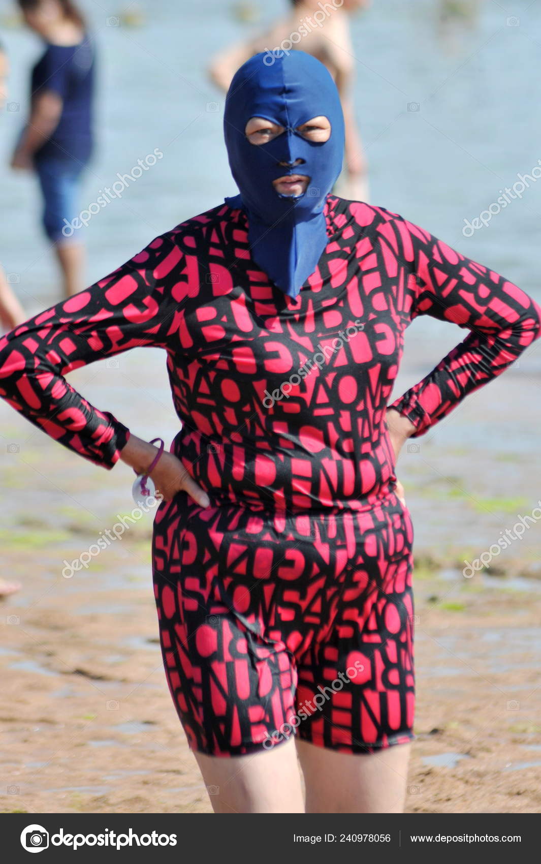 https://st4.depositphotos.com/21607914/24097/i/1600/depositphotos_240978056-stock-photo-female-chinese-swimmer-wearing-facekini.jpg