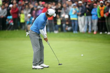 American golfer Kevin Kisner putts during the final round of the 2015 WGC-HSBC Champions golf tournament in Shanghai, China, 8 November 2015 clipart