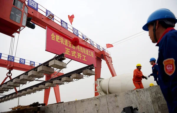 Trabajadores Chinos Observan Rieles Colocados Sitio Construcción Línea Del Metro — Foto de Stock