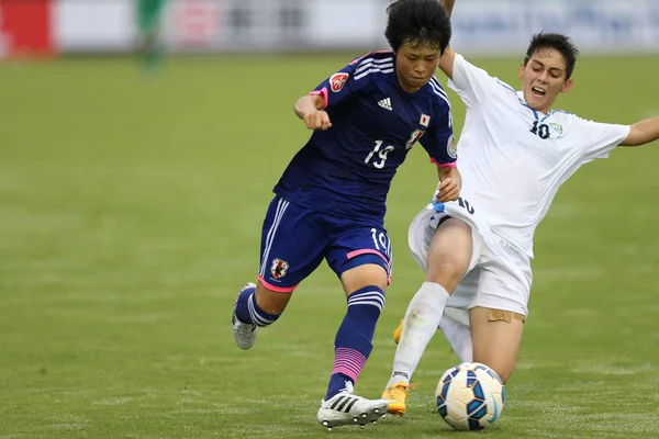 Player Uzbekistan Right Challenges Asato Miyagawa Japan Soccer Match 2015 — Stock Photo, Image