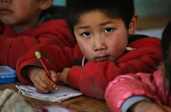 Élève Assiste Une Classe Dans Une Salle Classe Minable École — Photo