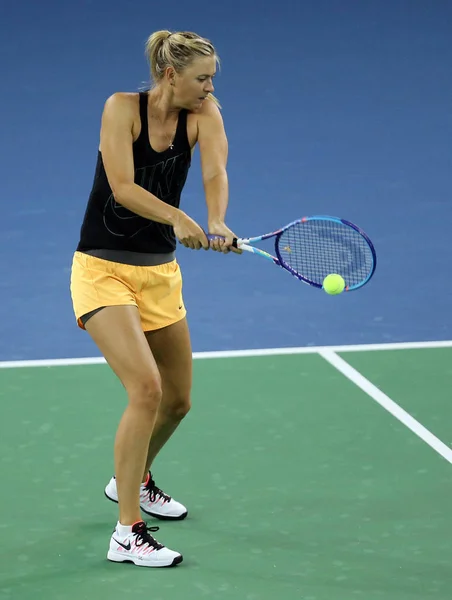 ロシアのマリア シャラポワは 2015 日中国中央部の湖北省武漢市で 2015 Wta 武漢オープン テニス トーナメント前トレーニング セッション中にショットを返します — ストック写真