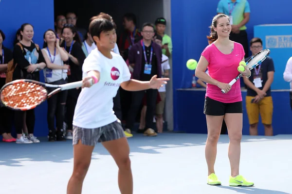 Відставний Китайський Теніс Зірка Праворуч Реагує Вона Доручає Молодих Тенісист — стокове фото