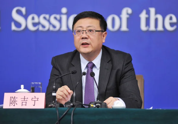 中国环境保护部部长陈济宁2015年3月7日在中国北京举行的第十二届全国人大第三届会议新闻发布会上发表讲话 — 图库照片