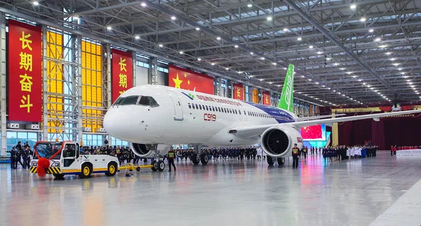 Первый Китае Самодельный Большой Пассажирский Самолет C919 Выводится Ангара Время — стоковое фото