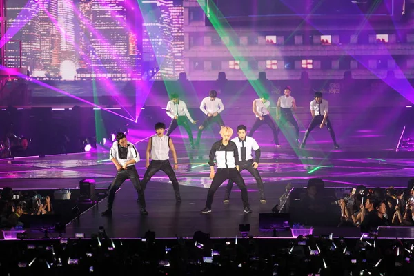 Miembros Del Grupo Chicos Surcoreano Chino Exo Actúan Durante Concierto — Foto de Stock