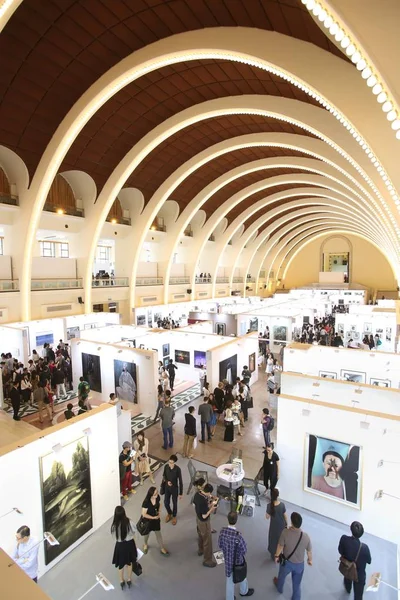 Visitantes Visualizam Fotografias Exibição Durante Uma Prévia Foto Shanghai 2015 — Fotografia de Stock