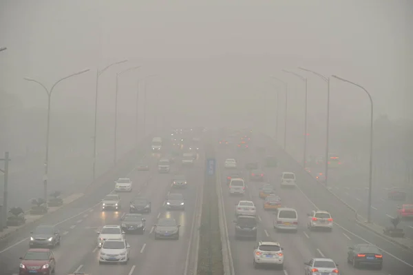 Coches Viajan Camino Smog Pesado Beijing China Diciembre 2015 —  Fotos de Stock