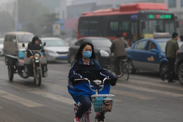 Ein Radfahrer Mit Gesichtsmaske Fährt Bei Starkem Smog Auf Einer — Stockfoto