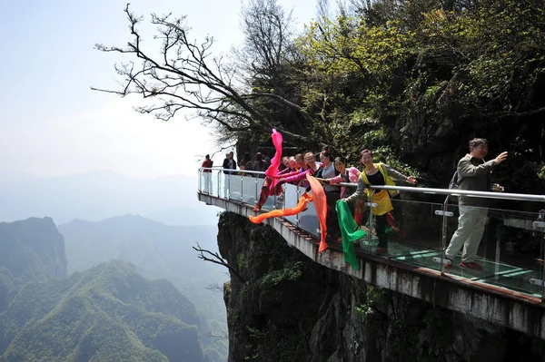 Les Touristes Marchent Sur Skywalk Vitré Sur Falaise Montagne Tianmen — Photo