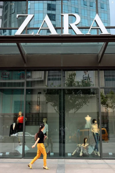 Pedestrian Walks Store Zara Shanghai China August 2012 — Stock Photo, Image