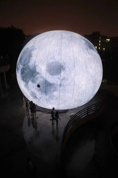 Visitantes Olham Para Balão Metros Diâmetro Que Parece Com Lua — Fotografia de Stock