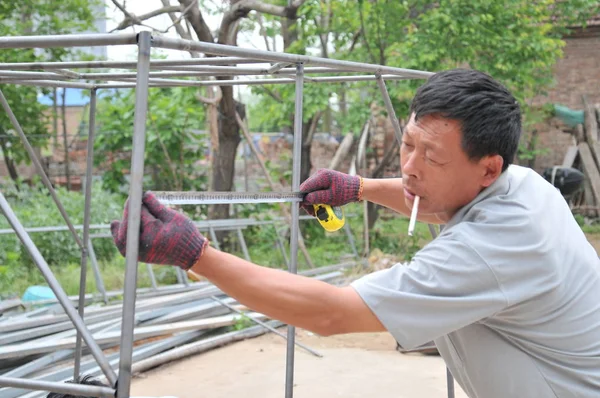 Китайский Рабочий Измеряет Рамку Дирижабля Сделанную Китайским Фермером Сунбо Деревне — стоковое фото