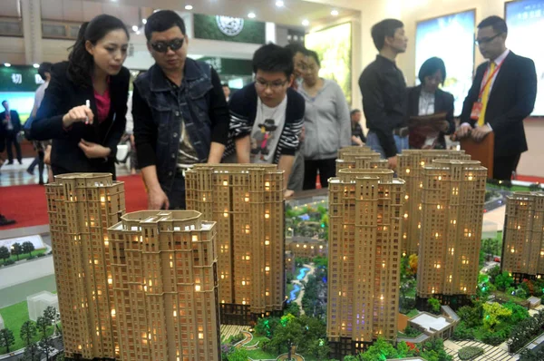 2014年5月2日 中国上海房地产交易会期间 中国购房者关注住宅公寓楼模型 — 图库照片