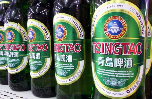 Μπουκάλια Tsingtao Μπύρας Της Ζυθοποιίας Tsingtao Πωλούνται Ένα Σούπερ Μάρκετ — Φωτογραφία Αρχείου