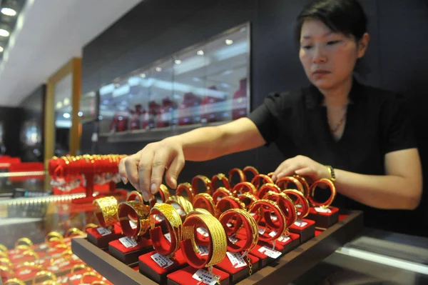 File Employé Chinois Ajuste Des Bracelets Dans Une Bijouterie Ville — Photo