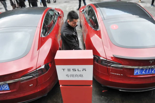 Китайский Сотрудник Подзаряжает Электрический Автомобиль Tesla Model Зарядной Станции Тесла — стоковое фото