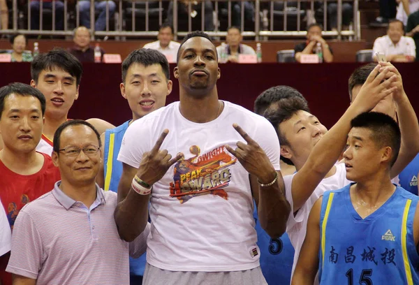 Dwight Howard Estrella Nba Posa Con Jóvenes Chinos Evento Baloncesto — Foto de Stock
