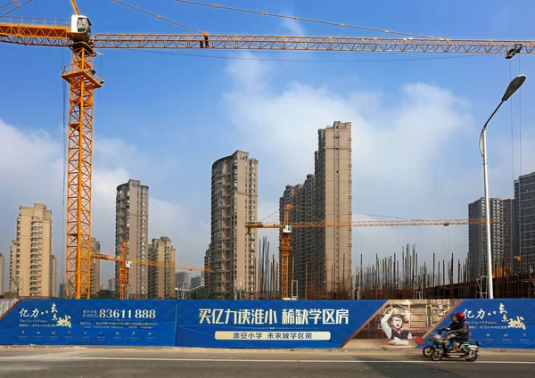 Chinese Fietsers Rijden Hun Elektrische Fiets Langs Bouwplaats Van Een — Stockfoto