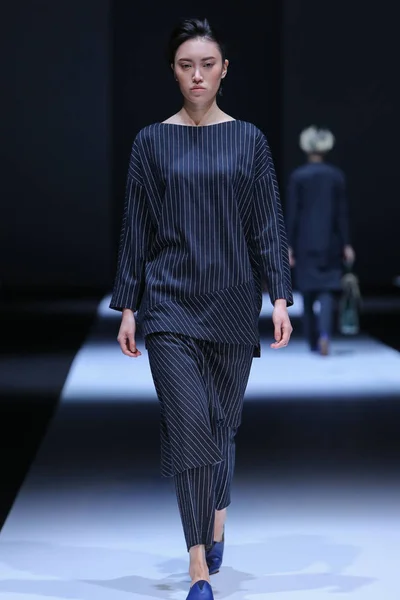 モデルは上海ファッション週秋 2015 年度までの上海 2015 日の間に偽の納豆のファッションショーで新しい創造を表示します — ストック写真