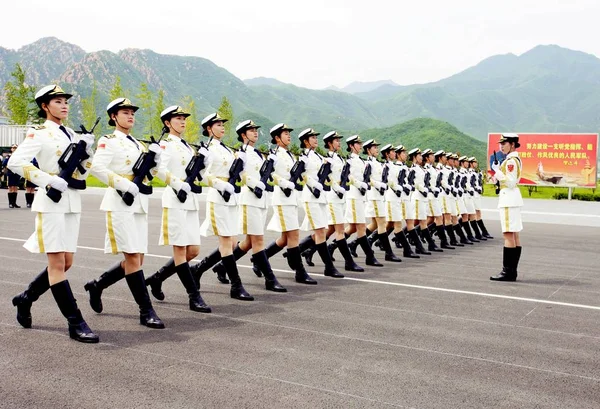 ファイル 再び中国の人々 の抵抗戦争の勝利の 周年を記念して今後の軍事パレードのトレーニング セッション中に行進している Pla 中国人民解放軍 の練習の女性の中国儀仗兵 — ストック写真