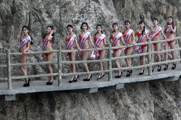 ビキニを着てモデルを伊川郡 中央中国の河南省 2015 日の美人コンテストの中に山の崖上の遊歩道にハイヒールで歩く — ストック写真