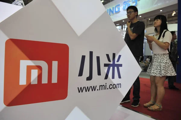 People Visit Stand Chinese Smartphone Maker Xiaomi Exhibition Nanjing City — стоковое фото