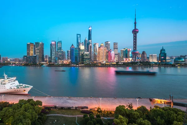 Vista Nocturna Del Río Huangpu Distrito Financiero Lujiazui Con Oriental —  Fotos de Stock