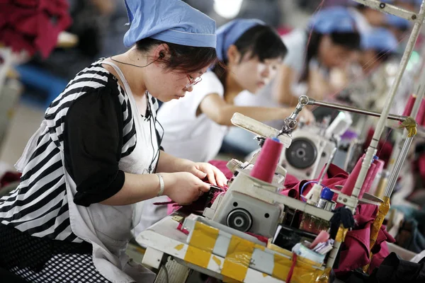 Lavoratrici Cinesi Cuciono Vestiti Una Fabbrica Abbigliamento Nella Città Huaibei — Foto Stock