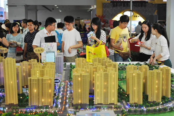 Les Acheteurs Chinois Regardent Des Modèles Immeubles Résidentiels Lors Une — Photo